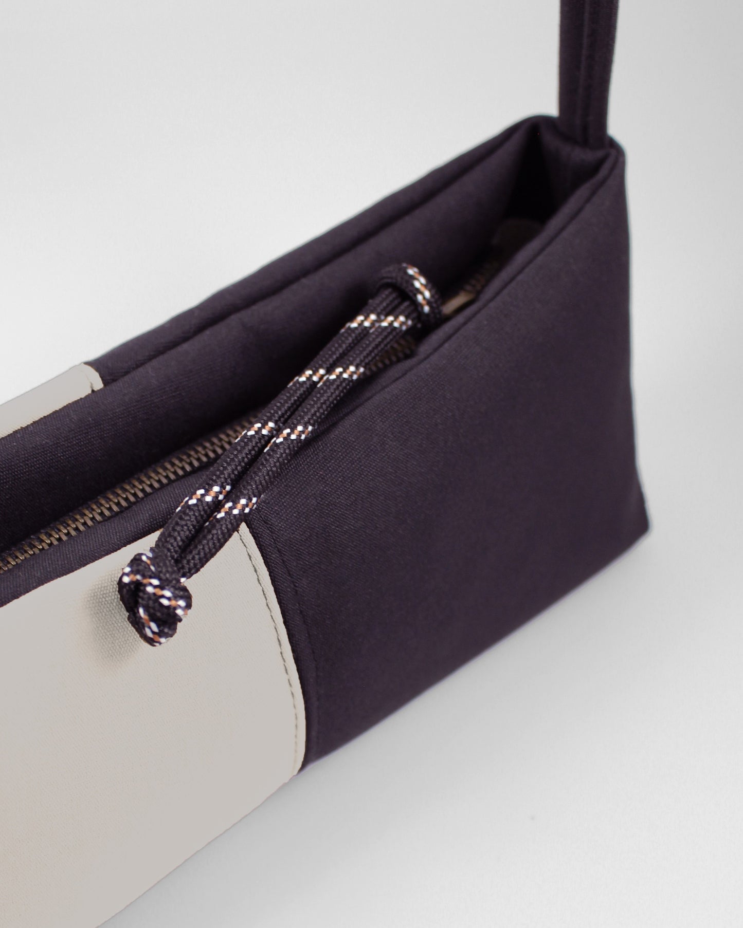 Gemma blanco y negro